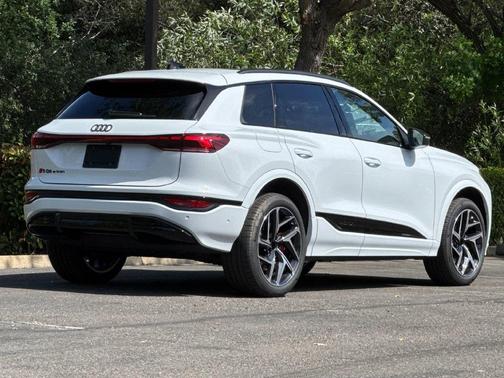 Glacier White Metallic 2027 Audi SQ6 e-tron Premium Plus