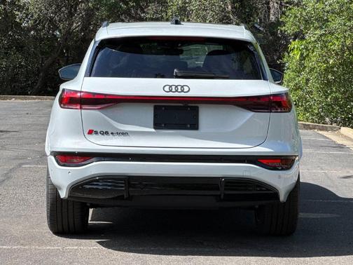 Glacier White Metallic 2027 Audi SQ6 e-tron Premium Plus