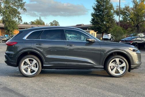 Tambora Gray Metallic 2025 Audi Q5 2.0T quattro Premium