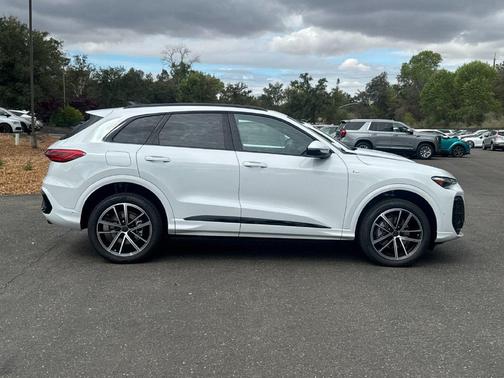 Glacier White Metallic 2026 Audi Q5 PLUS