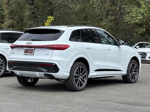 Glacier White Metallic 2026 Audi Q5 PLUS