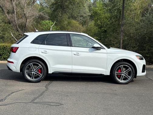 Glacier White Metallic 2024 Audi Q5 55 S line quattro Premium