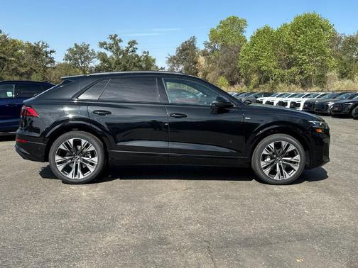 Mythos Black Metallic 2027 Audi Q8