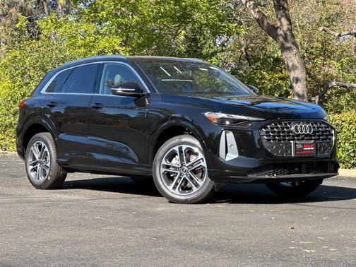 Mythos Black Metallic 2026 Audi Q5