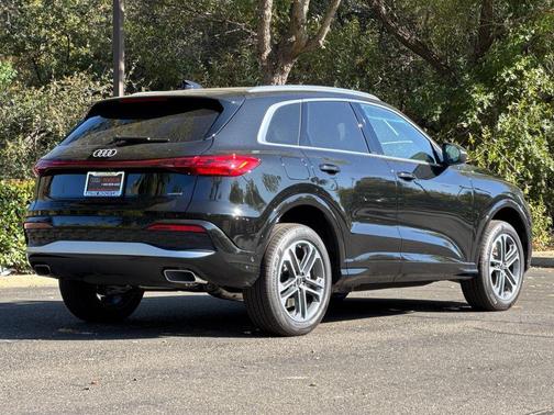 Mythos Black Metallic 2026 Audi Q5