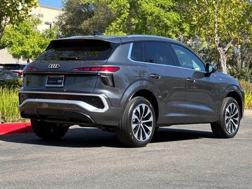 Daytona Gray Pearl Effect 2026 Audi Q3 S line