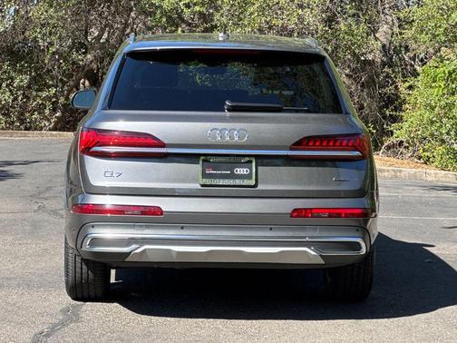 Samurai Gray Metallic 2023 Audi Q7 45 Premium Plus