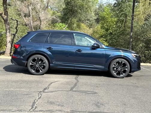 Waitomo Blue Metallic 2026 Audi Q7 55 Premium Plus