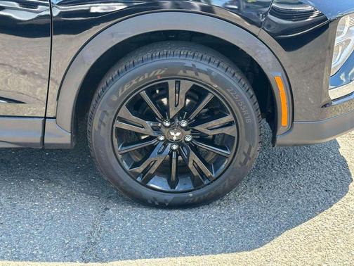 Labrador Black Pearl 2023 Mitsubishi Eclipse Cross LE