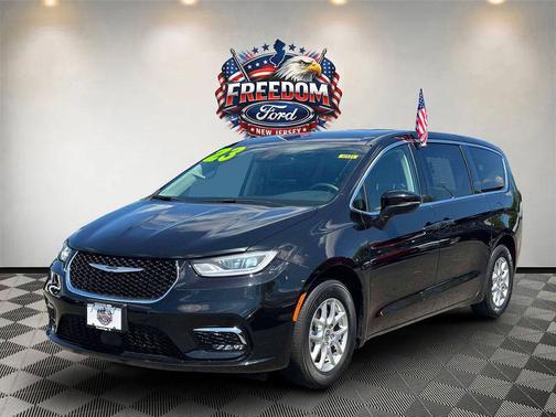 Brilliant Black Crystal Pearlcoat 2023 Chrysler Pacifica Touring L