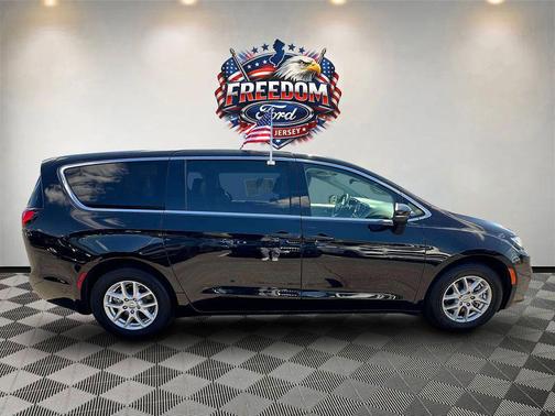 Brilliant Black Crystal Pearlcoat 2023 Chrysler Pacifica Touring L