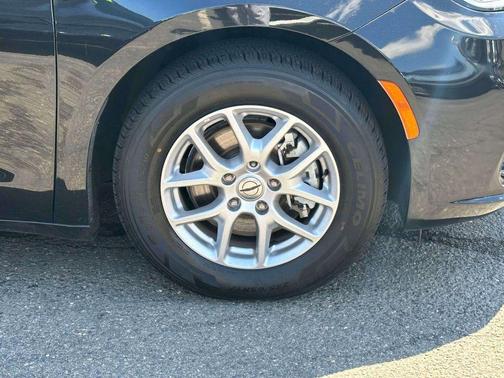 Brilliant Black Crystal Pearlcoat 2023 Chrysler Pacifica Touring L
