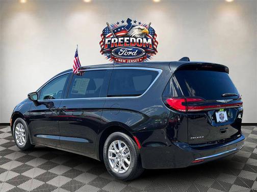 Brilliant Black Crystal Pearlcoat 2023 Chrysler Pacifica Touring L