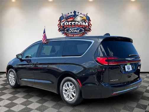 Brilliant Black Crystal Pearlcoat 2023 Chrysler Pacifica Touring L