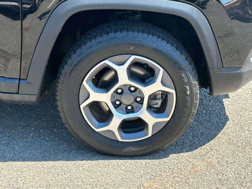 Diamond Black Crystal Pearlcoat 2022 Jeep Compass Trailhawk