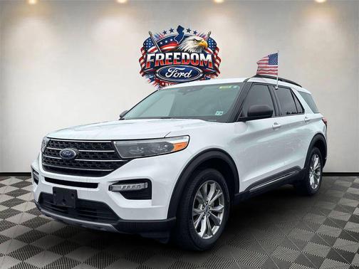 Star White Metallic Tri-Coat 2024 Ford Explorer XLT