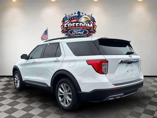 Star White Metallic Tri-Coat 2024 Ford Explorer XLT