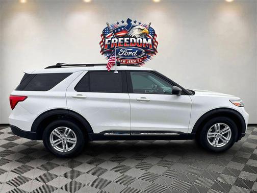 Star White Metallic Tri-Coat 2022 Ford Explorer XLT