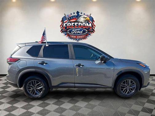 Gun Metallic 2024 Nissan Rogue S