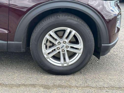 Jewel Red Metallic Tinted Clearcoat 2023 Ford Explorer XLT