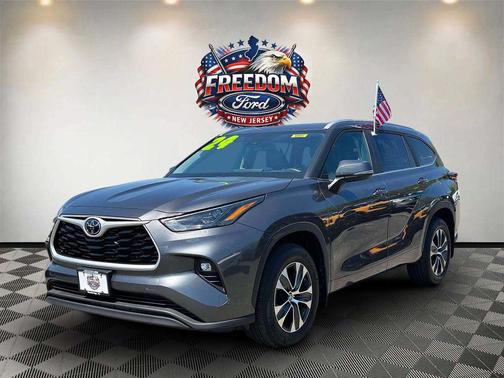 Magnetic Gray Metallic 2024 Toyota Highlander XLE