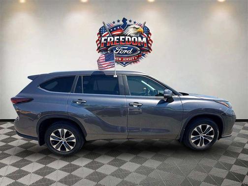 Magnetic Gray Metallic 2024 Toyota Highlander XLE