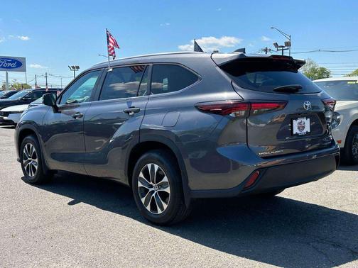 Magnetic Gray Metallic 2024 Toyota Highlander XLE