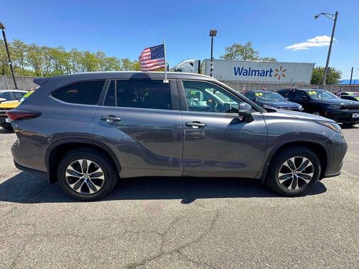 Magnetic Gray Metallic 2024 Toyota Highlander XLE