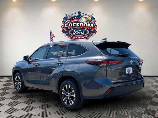 Magnetic Gray Metallic 2024 Toyota Highlander XLE