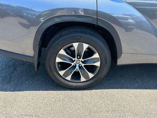 Magnetic Gray Metallic 2024 Toyota Highlander XLE