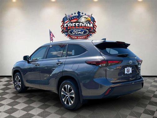 Magnetic Gray Metallic 2024 Toyota Highlander XLE