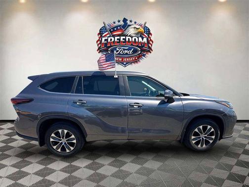 Magnetic Gray Metallic 2024 Toyota Highlander XLE