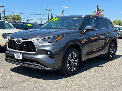 Magnetic Gray Metallic 2024 Toyota Highlander XLE