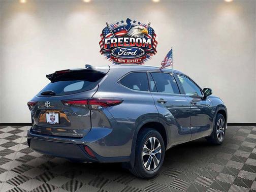 Magnetic Gray Metallic 2024 Toyota Highlander XLE