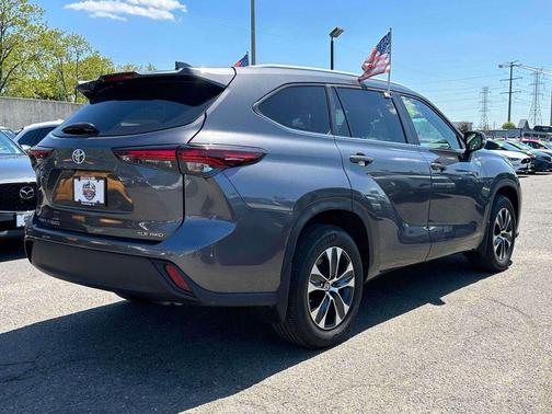 Magnetic Gray Metallic 2024 Toyota Highlander XLE
