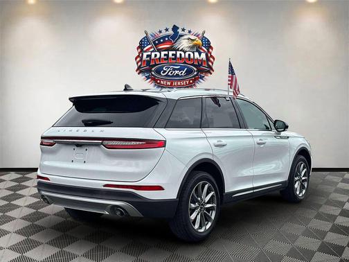 White Metallic 2022 Lincoln Corsair Standard