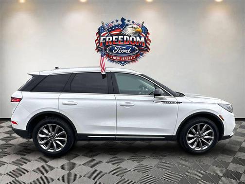White Metallic 2022 Lincoln Corsair Standard