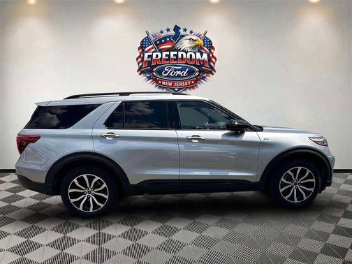 Iconic Silver Metallic 2023 Ford Explorer ST-Line