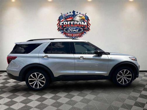 Iconic Silver Metallic 2023 Ford Explorer ST-Line