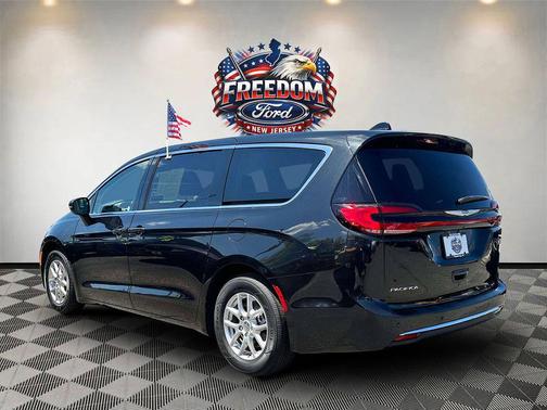 Brilliant Black Crystal Pearlcoat 2023 Chrysler Pacifica Touring L