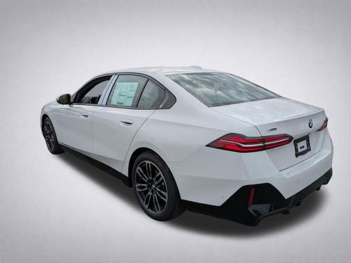 Alpine White 2026 BMW 530 i xDrive