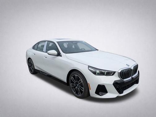 Alpine White 2026 BMW 530 i xDrive