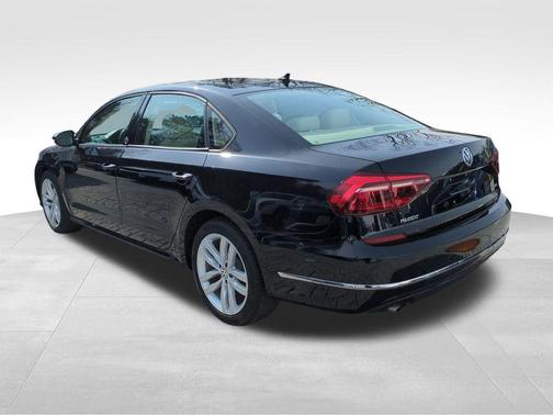Deep Black Pearl Effect 2019 Volkswagen Passat 2.0T Wolfsburg