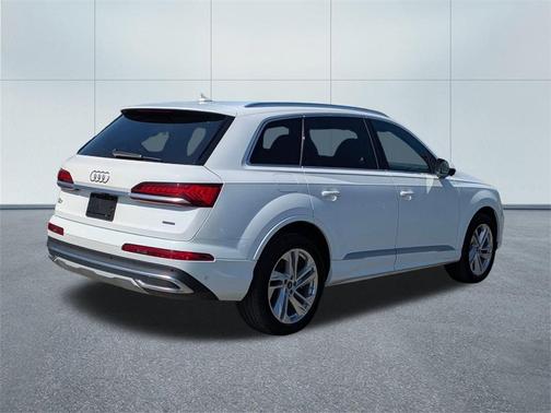 2022 Audi Q7 45 Premium Plus