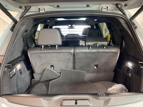 Gray Metallic 2025 BMW X7 xDrive40i