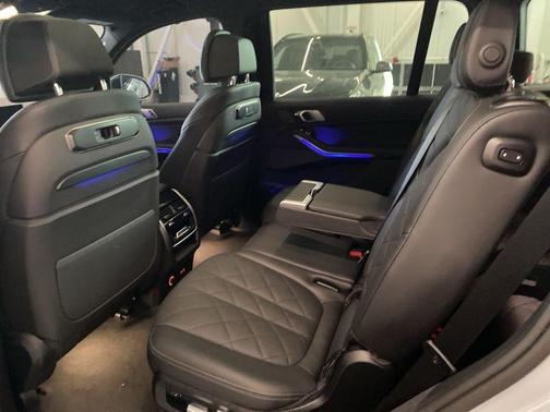 Gray Metallic 2025 BMW X7 xDrive40i