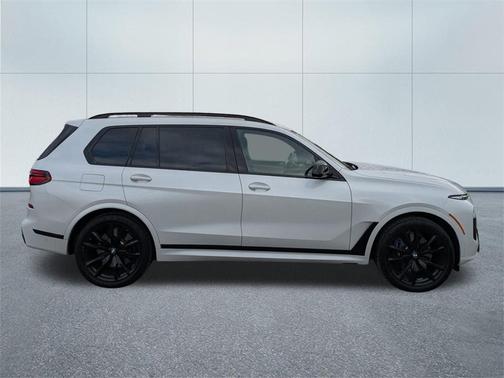 2023 BMW X7 M60i