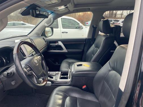 2017 Toyota Land Cruiser V8