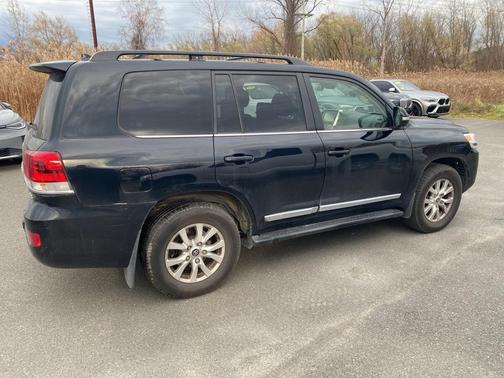 2017 Toyota Land Cruiser V8