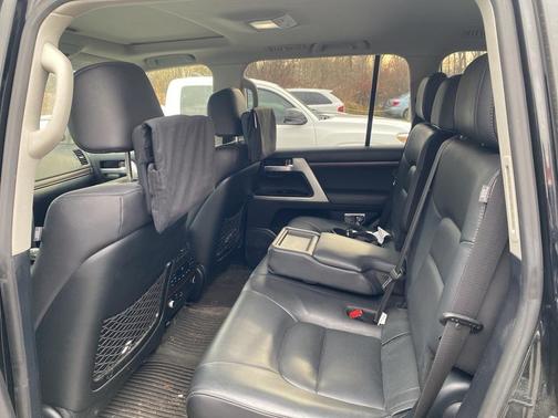 2017 Toyota Land Cruiser V8